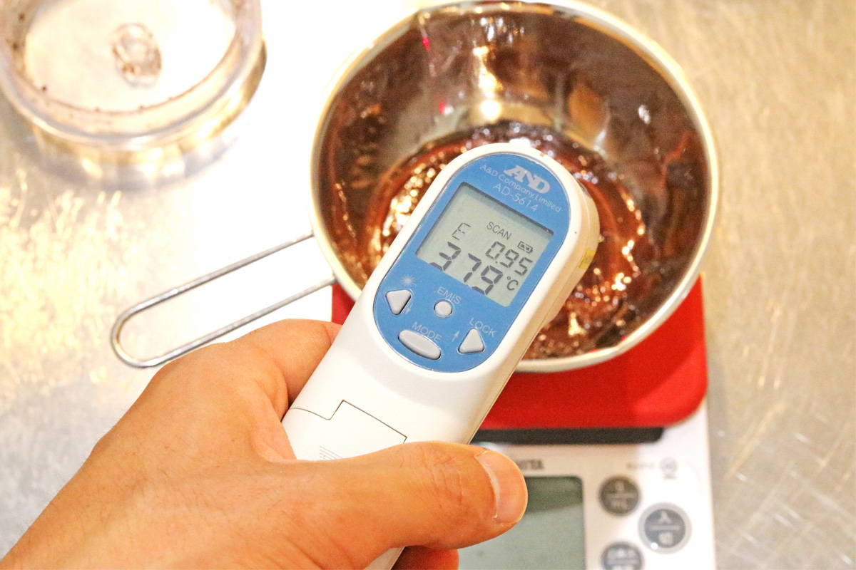 チョコレート生地の温度を計測