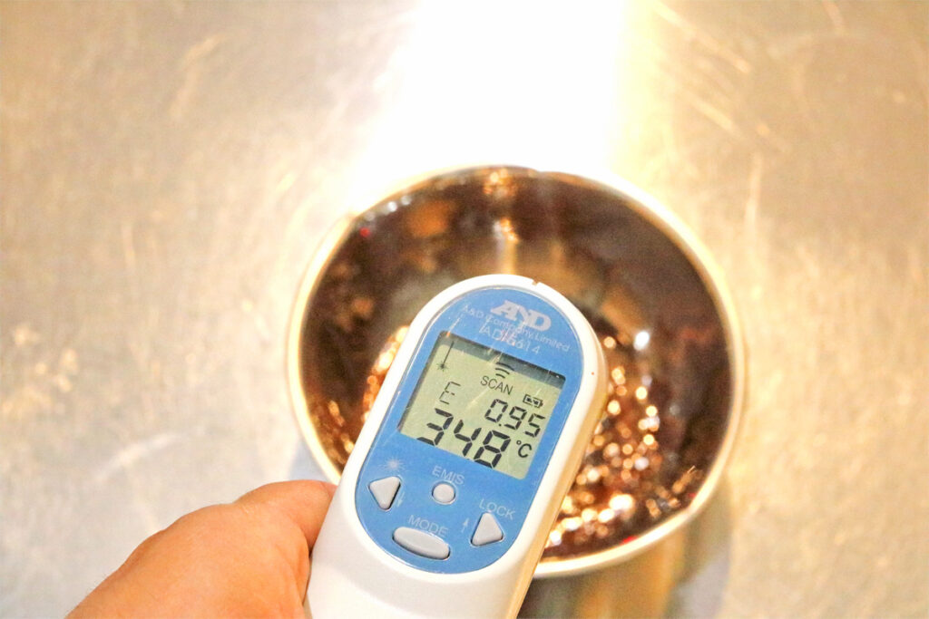 チョコレート生地の温度を計測